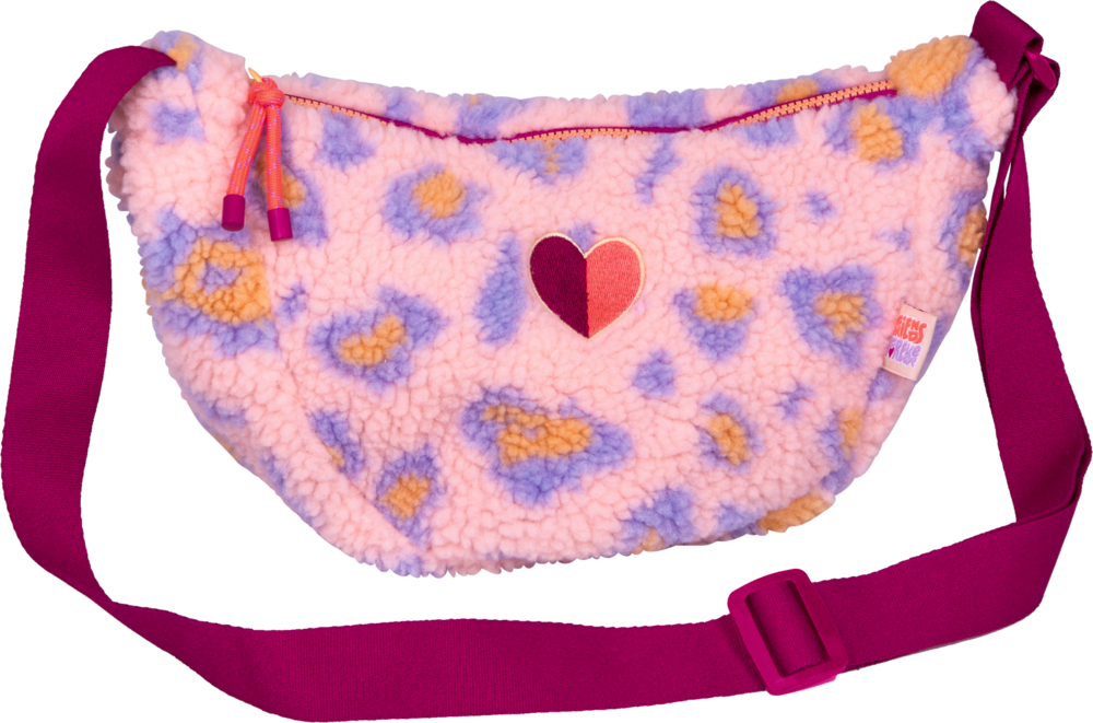 Bauchtasche aus rosa Teddystoff mit lila und orangem Leomuster, rotes und lilanes Herzmotiv und lilanem verstellbarem Gurt.