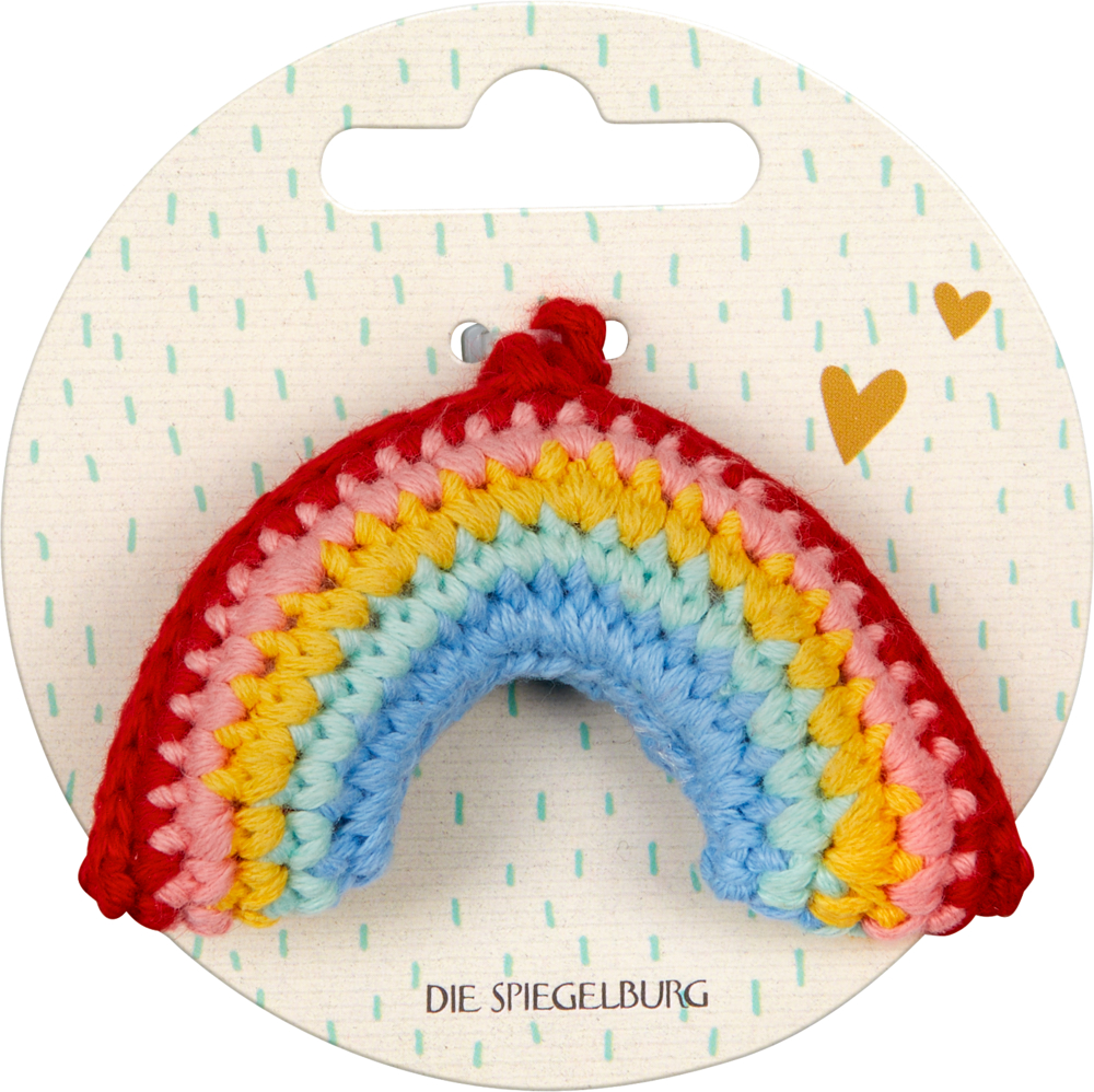 Gehäkelter Regenbogen auf einer runden Karte mit Verzierungen.