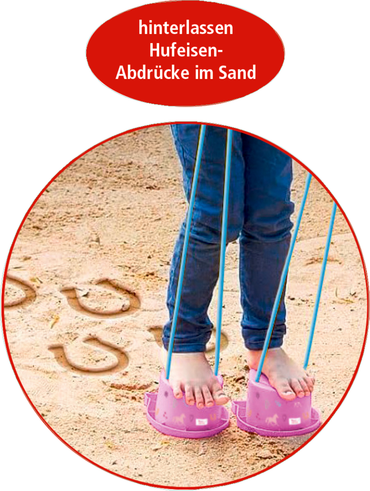 Kind auf lila Stelzen hinterlässt Hufeisenabdrücke im Sand, deutscher Text darüber in einem roten Kreis.