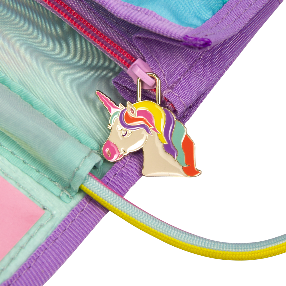 Ein Einhorn-Reißverschlussanhänger an einem bunten Portemonnaie mit lila, blauen und pinken Bereichen.
