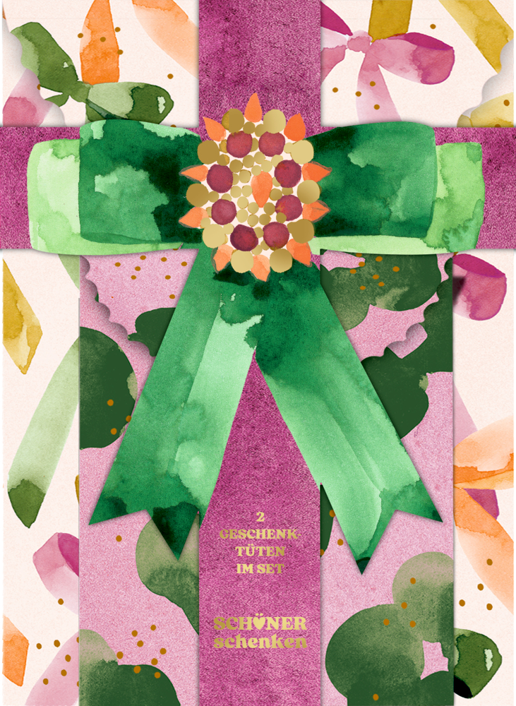 Geschenkverpackung mit grünem Schleifenband und gold-pinker Blütenverzierung auf floral gemustertem Hintergrund.