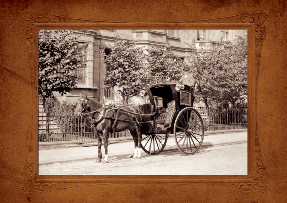 Sepiafarbenes Foto: Eine Pferdekutsche wartet auf einer Stadtstraße vor einem Gebäude, eingerahmt von Bäumen und einem verzierten Zaun.