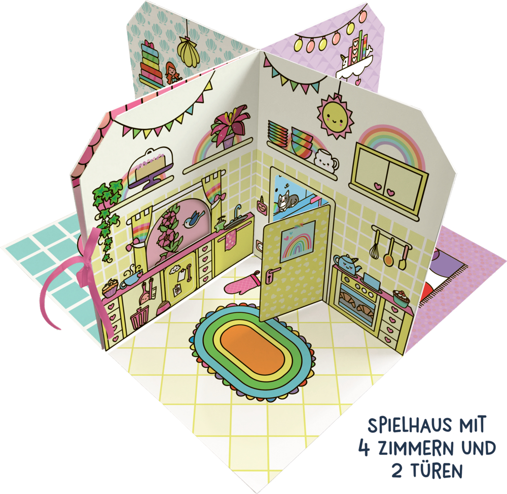 Aufgebautes Pappspielhaus mit vier bunt gestalteten Zimmern, zwei Türen und gezeichneten Küchenmotiven.