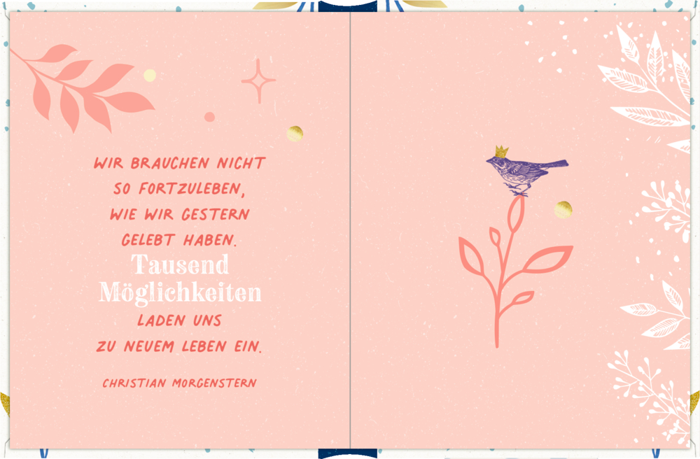 Offene Buchseite mit Text auf rosafarbenem Hintergrund, Blattmustern und einem gekrönten blauen Vogel, der auf einem Ast sitzt.