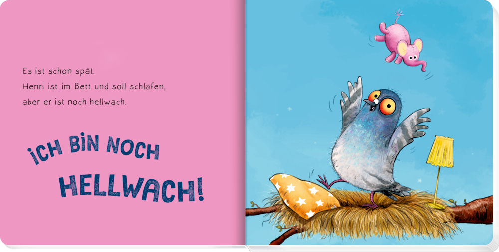 Gezeichnete Taube mit weit geöffneten Augen steht in einem Nest mit Kissen, über ihr fliegt ein rosa Plüschtier.