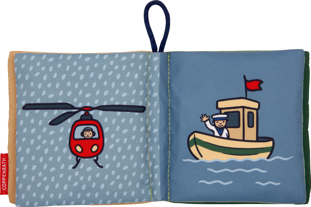 Roter Hubschrauber und winkender Matrose auf einem Boot, illustriert in einem Kinderbuch aus weichem Stoff.