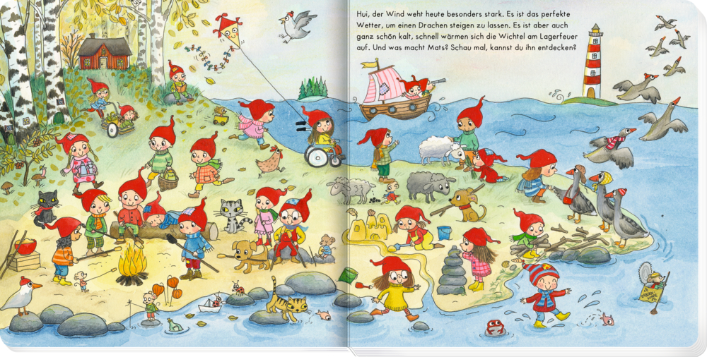 Auf einer Doppelseite mit Text, befinden sich Illustration von Wichteln am Strand, sie bauen Sandburgen, fliegen Drachen, fahren Boot und machen ein Lagerfeuer.
