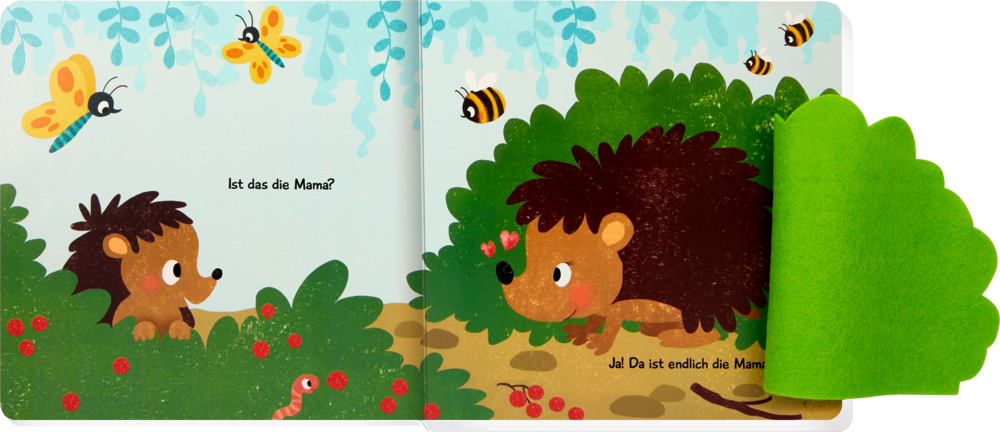 Ein kleiner Igel steht einem größeren hinter Büschen gegenüber, umgeben von Bienen, Schmetterlingen und Beeren in der Nähe, auf einer Doppelseite mit Text.