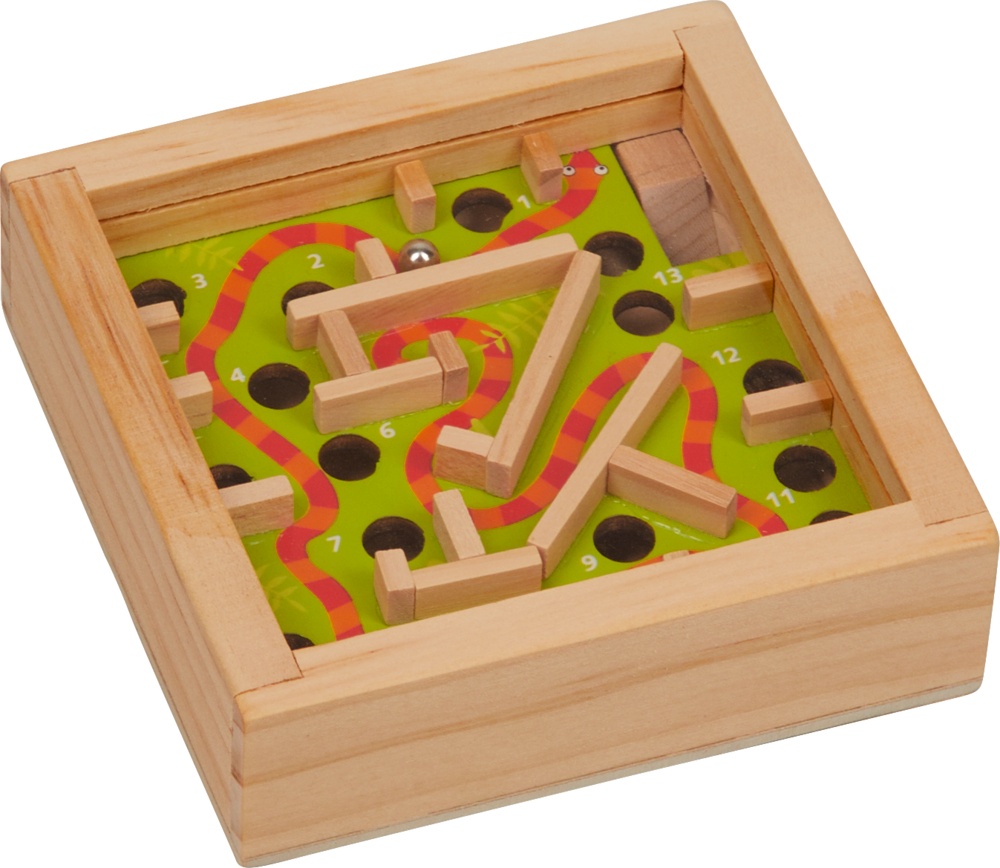 Quadratisches Labyrinthspiel aus Holz mit Stahlkugel, nummeriertem Pfad und Löchern auf grünem Hintergrund.