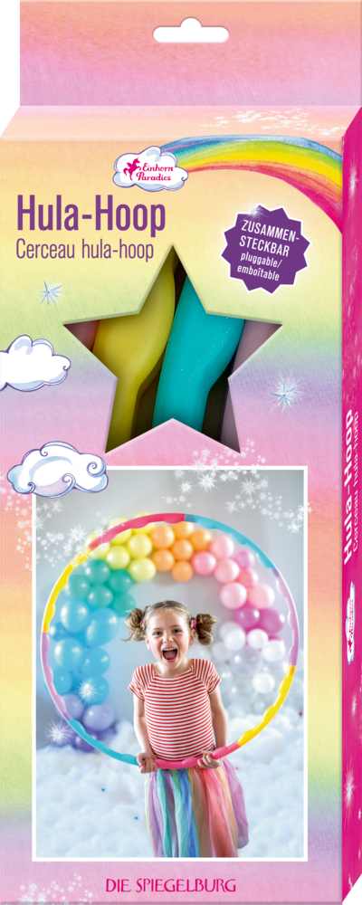 Bunte Hula-Hoop-Verpackung: lächelndes Kind in einem Regenbogenreifen mit pastellfarbenen Wolken im Hintergrund.