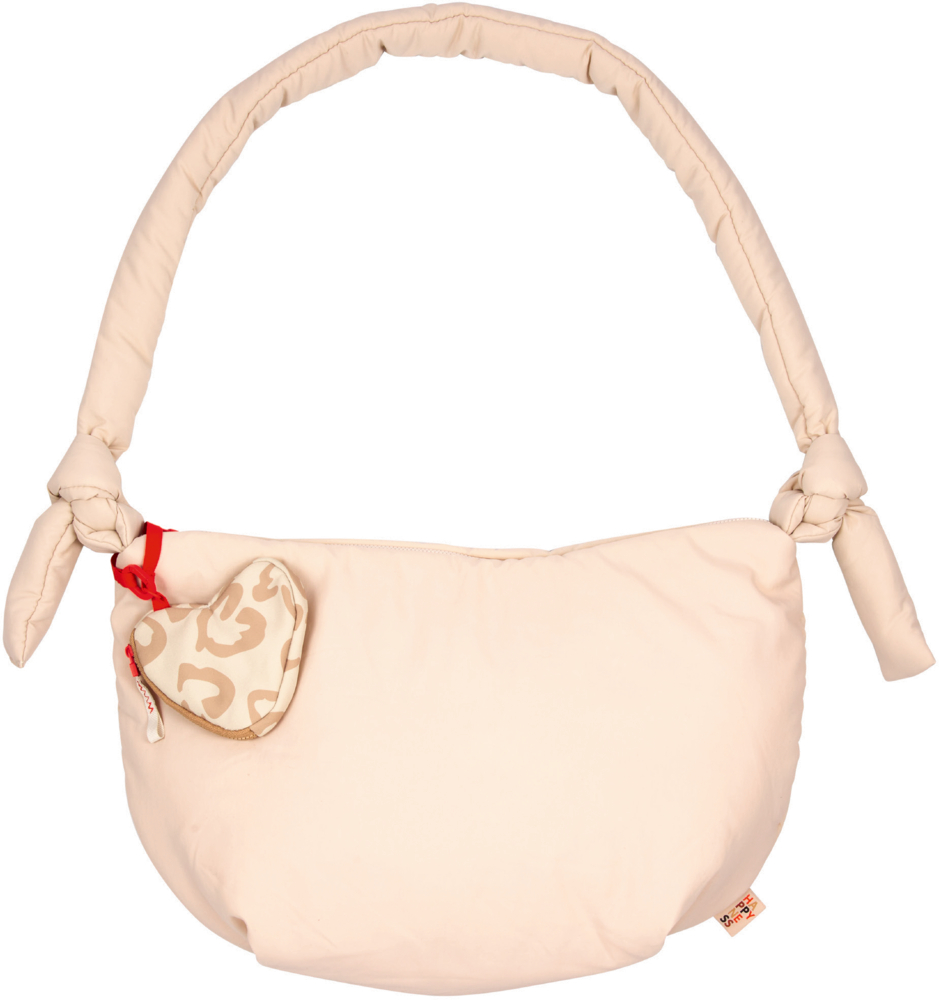 Beigefarbene Schultertasche mit gepolstertem Henkel, Knoten an den Enden und herzförmigem Anhänger mit Muster.