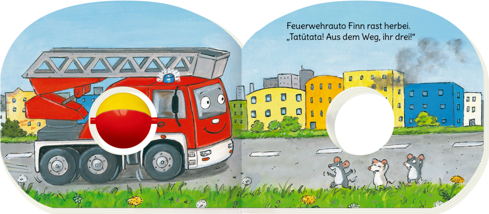 Lächelndes Feuerwehrauto rast an drei Mäusen am grasbewachsenen Straßenrand vorbei, im Hintergrund sind Gebäude zu sehen.