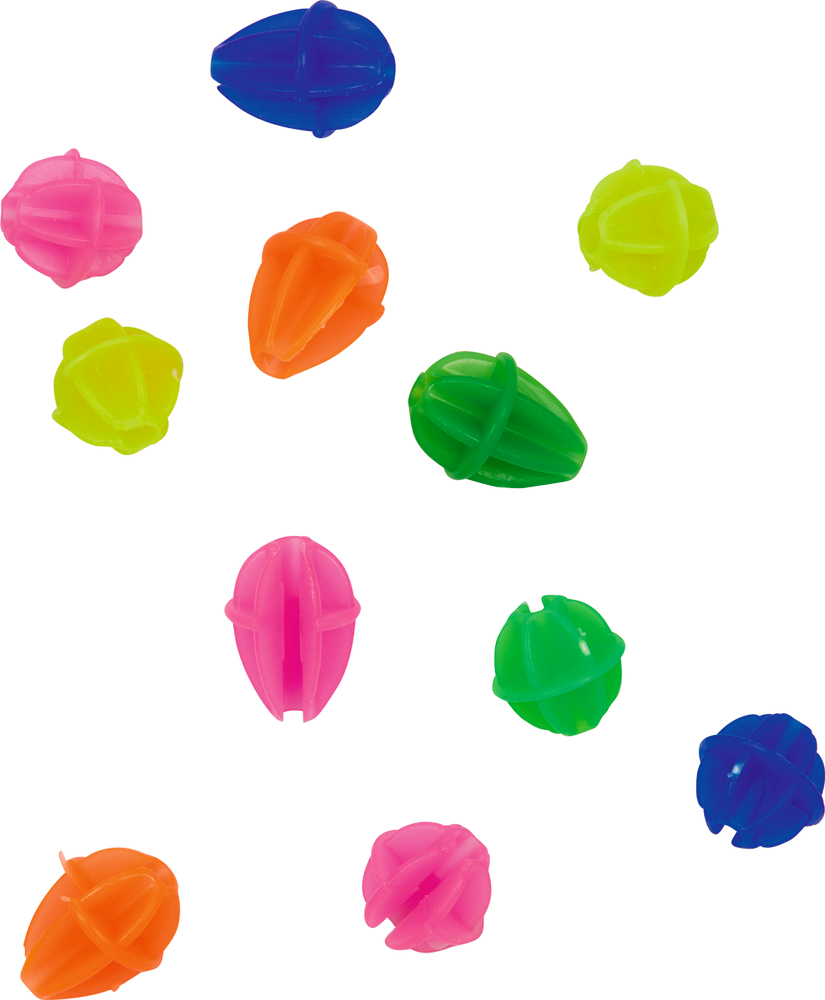 Verschiedene bunte Plastikklicker in unterschiedlichen Formen, verstreut auf einem weißen Hintergrund.