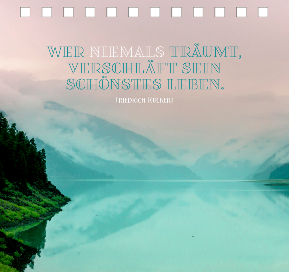 Türkiser See mit spiegelglattem Wasser, umgeben von bewaldeten Bergen und Nebel, mit Zitattext in der Bildmitte.