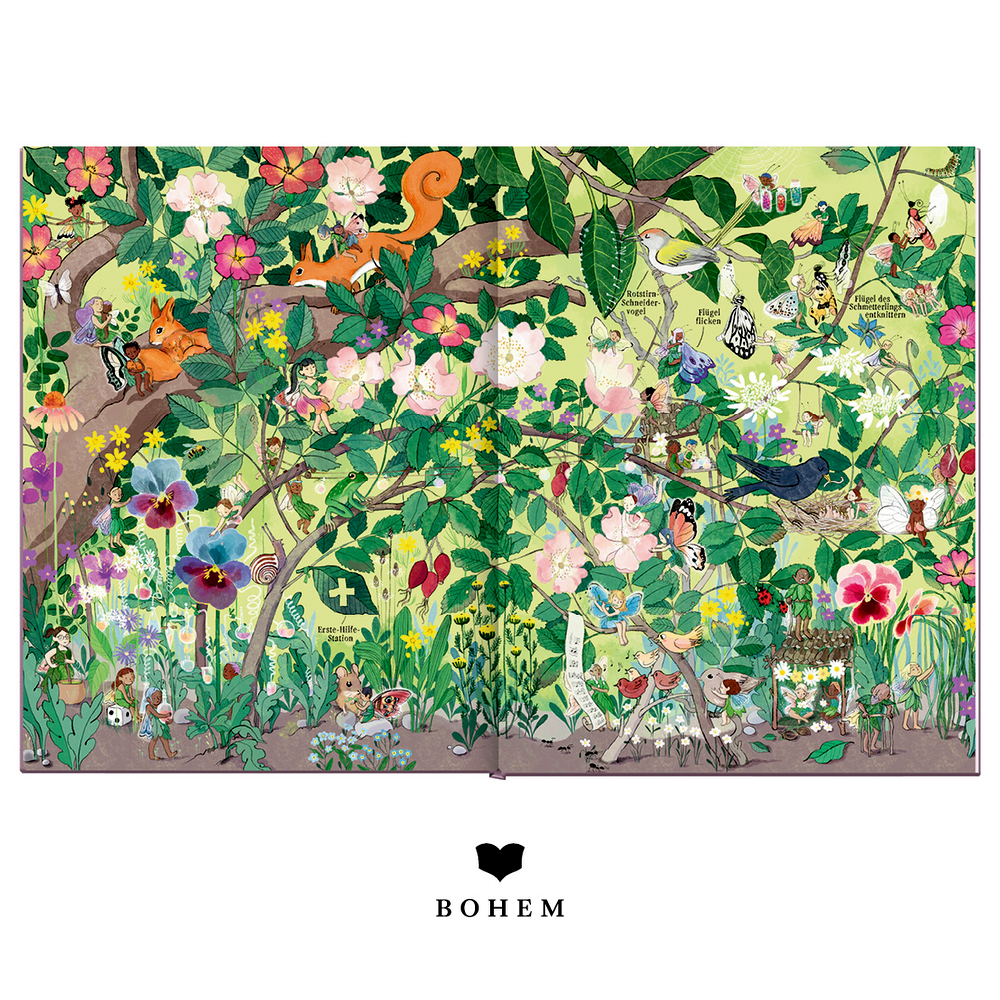Mehrere Tiere, Blumen und Elfen in einem dichten grünen Wald. Alles ist bunt bebildert.