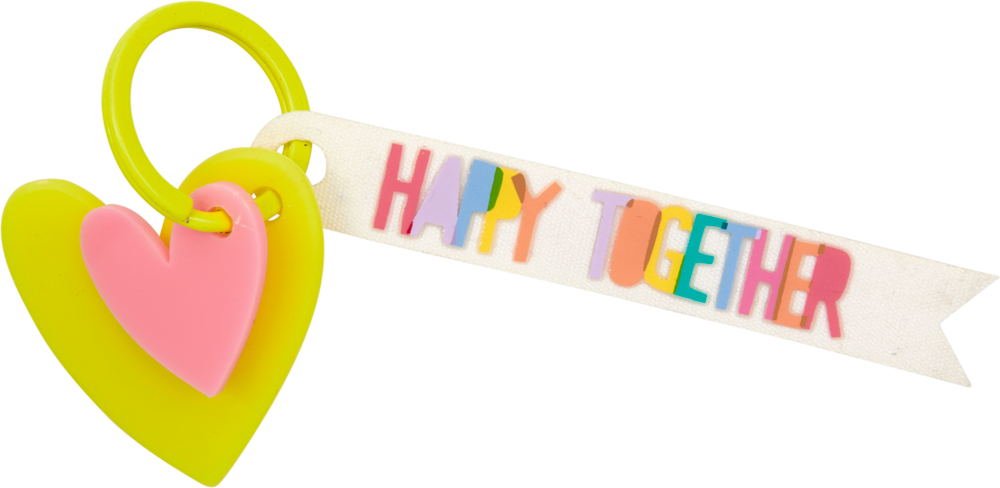 Zwei herzförmige Schlüsselanhänger und ein buntes Etikett mit der Aufschrift „HAPPY TOGETHER“.