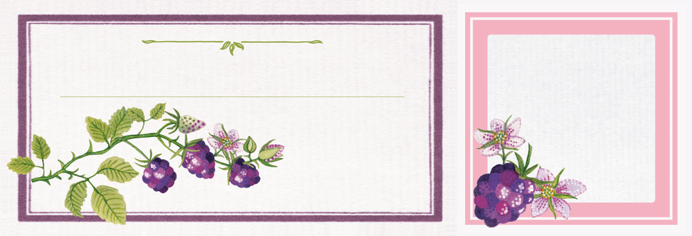 Zwei Etiketten mit Brombeermotiv und Blüten, das linke mit lila Rahmen, das rechte mit rosa Rahmen.