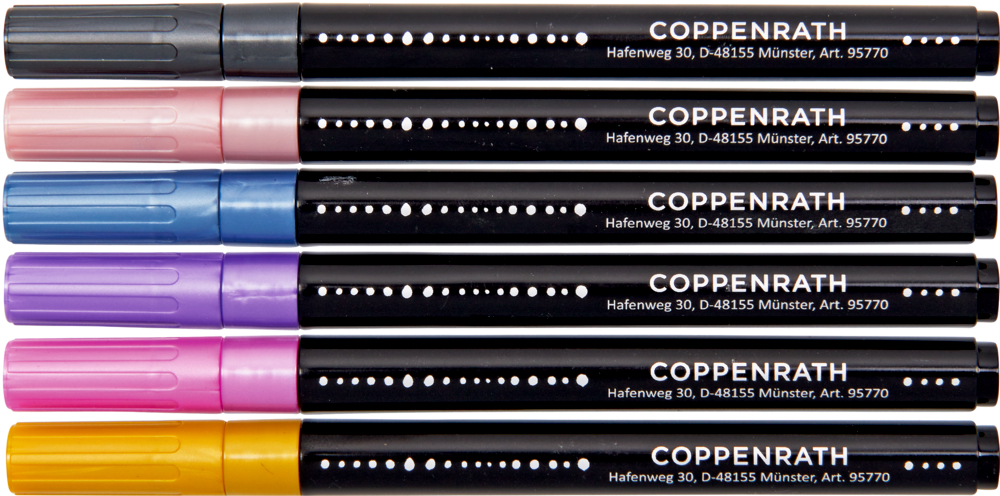 Sechs Marker – rosa, pink, lila, blau, schwarz und gelb – horizontal auf einem weißen Hintergrund angeordnet.