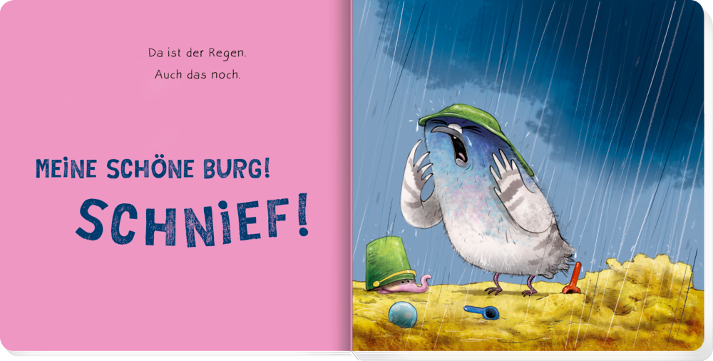 Eine weinende Taube mit grüner Mütze auf dem Kopf steht im Regen auf Sand neben kaputten Sandburgen.