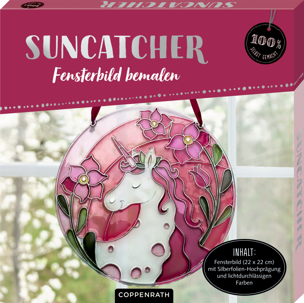 Umverpackung "Suncatcher": Rundes Fensterbild mit Einhornmotiv in Rosa- und Pinktönen, umgeben von Blumen, aufgehängt vor einem Fenster.