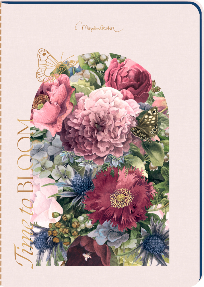 Notizbuch mit floraler Illustration aus verschiedenen Blüten, Blättern und zwei Schmetterlingen, Text „Time to BLOOM“.