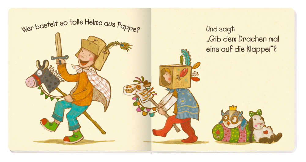 Zwei Kinder mit Papphelmen reiten lächelnd auf Spielzeugpferden, gefolgt von kostümierten Stofftieren.