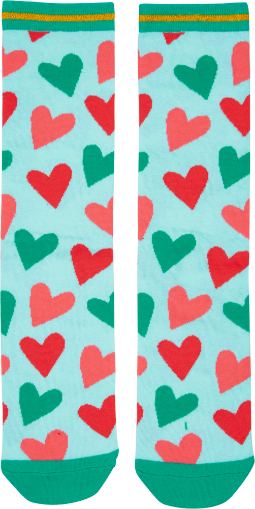 Hellblaue Socken mit roten und grünen Herzmustern, grünen Zehen- und Bündchenbereichen sowie gelbem Streifen am oberen Rand.