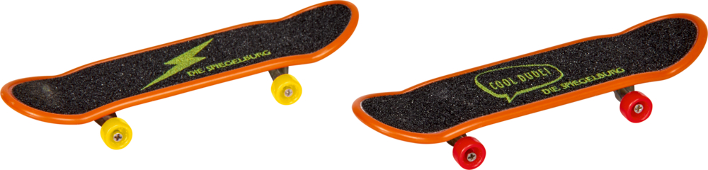 Zwei kleine orangefarbene Fingerboards mit schwarzem Griff und rot-gelben Rädern, eines davon mit Blitzdesign.