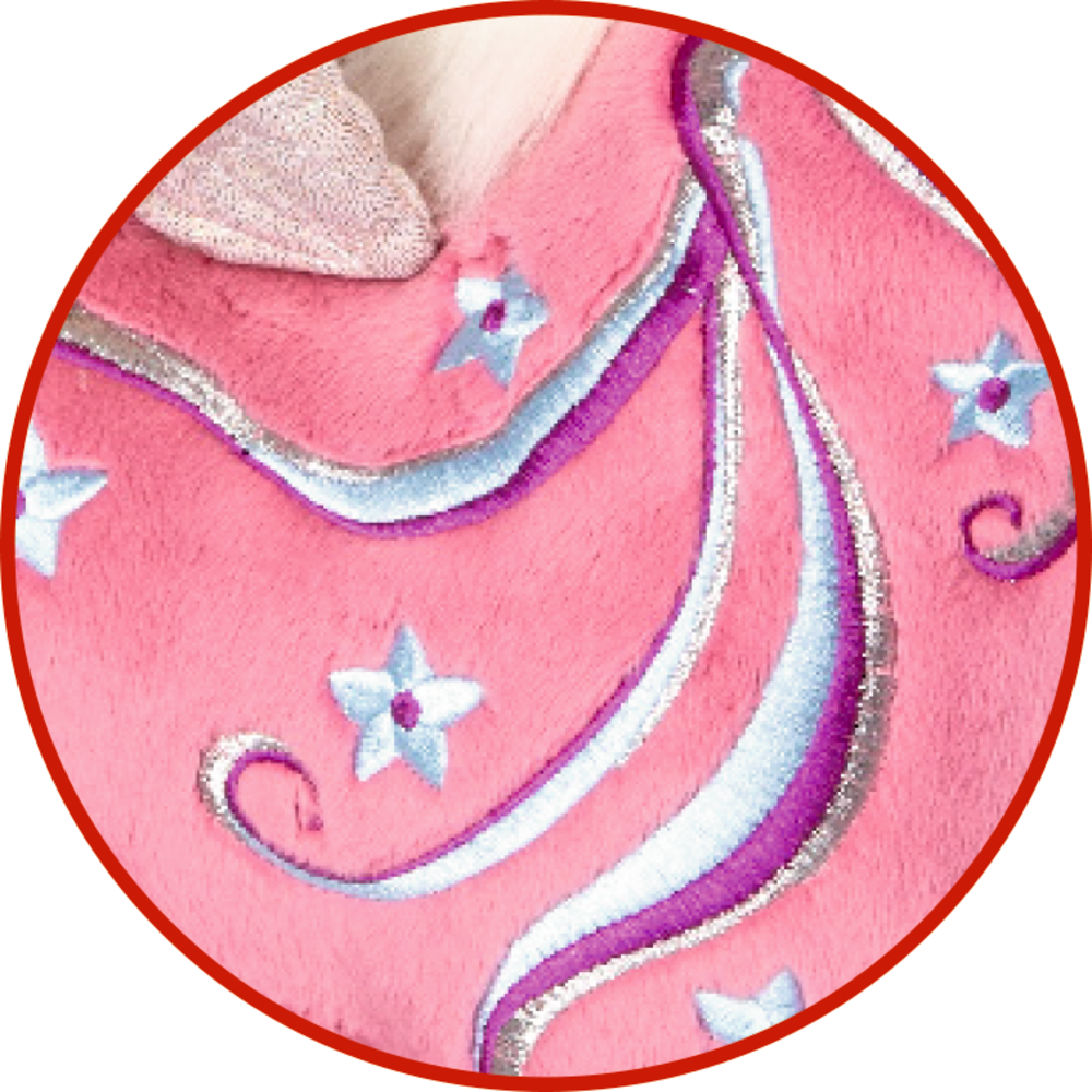 Nahaufnahme eines rosa Stoffes mit violetten, blauen und silbernen gestickten Wirbeln und blauen Blumenmustern.