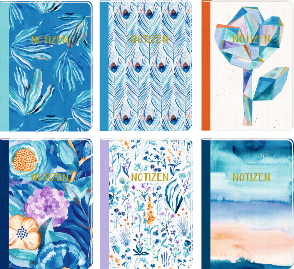 Sechs bunte Notizbücher mit floralen, Federn-, Geo- und Aquarellmustern, goldener „NOTIZEN“-Prägung.