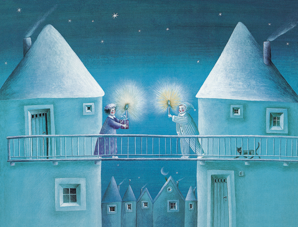 Zwei Menschen im Pyjama halten leuchtende Kerzen auf einer Brücke zwischen blauen Häusern bei Nacht.