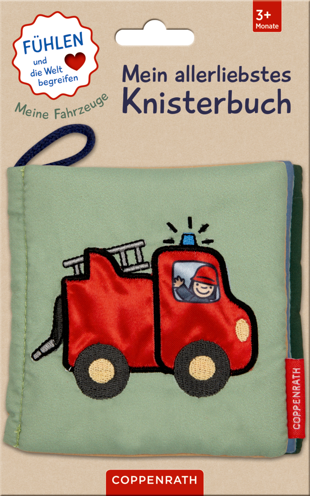 Babybuch aus Stoff mit grünem Einband, aufgesticktem roten Feuerwehrauto und Feuerwehrmann auf einer Display-Karte.