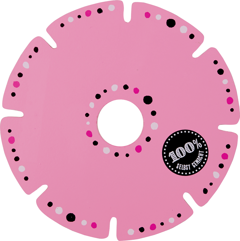 Rosa runde Scheibe mit Schlitzen, gepunktetem Muster und einem „100 % selbst gemacht“-Etikett.