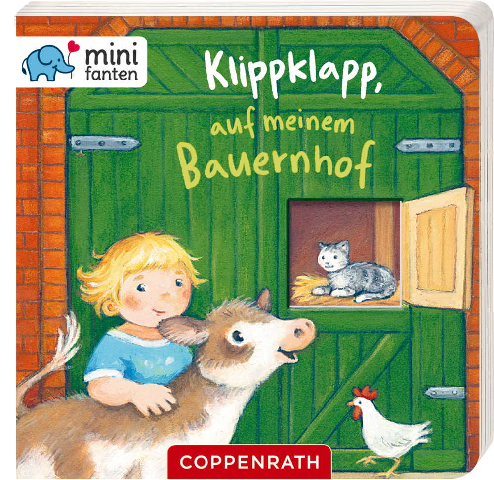An einem grünen Scheunentor steht ein Kind mit einer Kuh, darüber sitzt eine Katze in einem kleinen Fenster.