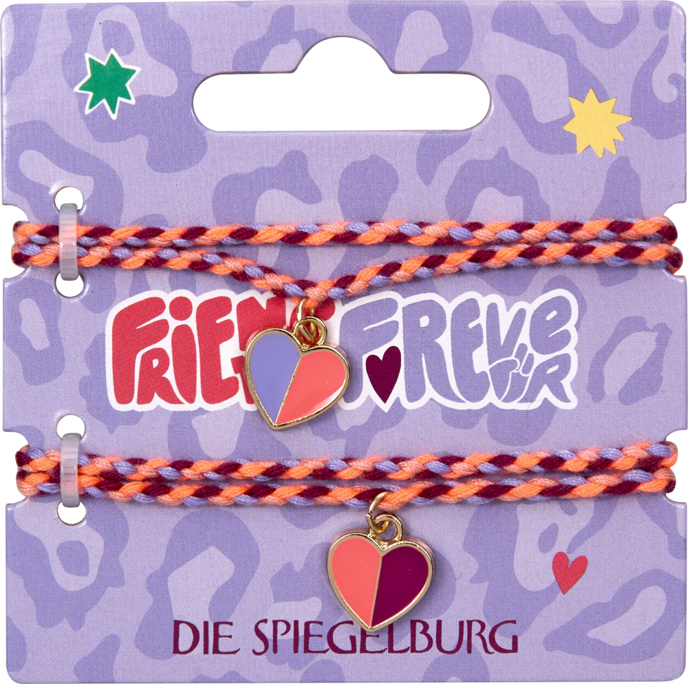 Zwei geflochtene Armbänder auf einer Produktverpackung in Lachs, Lila und Weinrot mit je einem herzförmigen Anhänger in Goldrahmen.