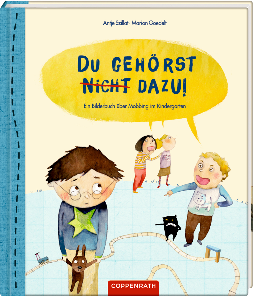 Ein trauriger Junge mit Brille steht abseits, während andere Kinder lachend zusammen spielen.