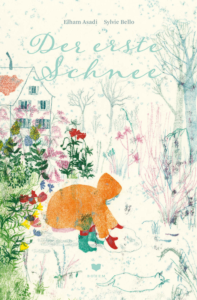 Buchcover von „Der erste Schnee“: Ein Kind im orangen Mantel hockt in einem verschneiten Garten.