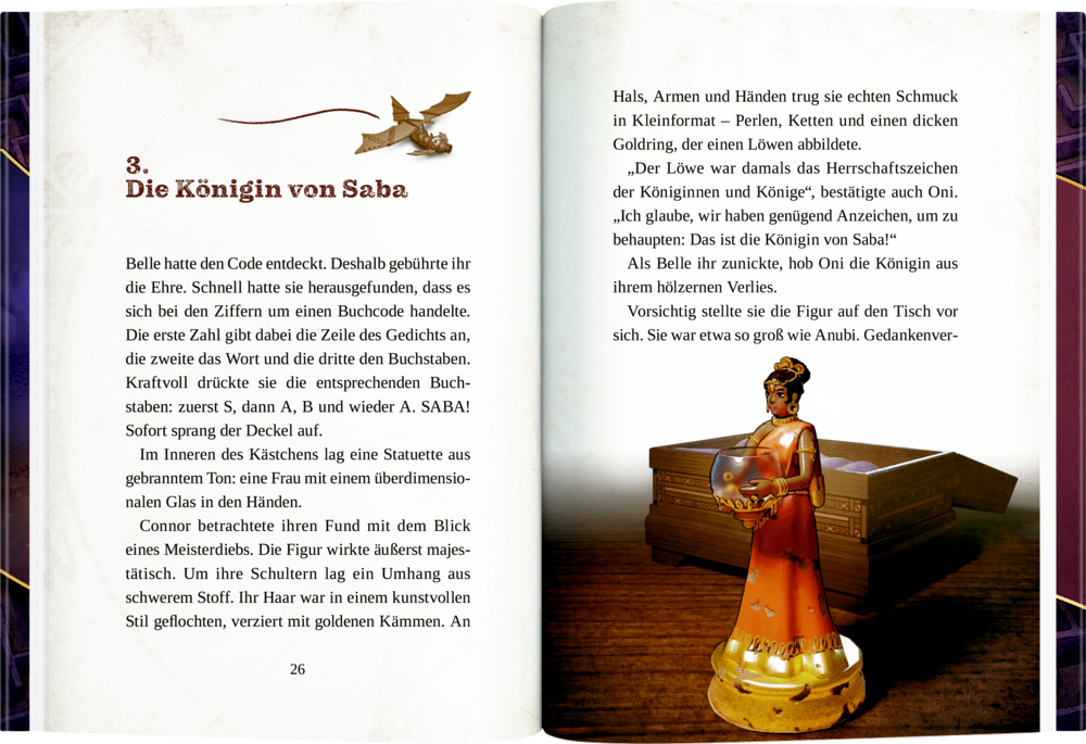 Tonfigur einer Frau mit goldenem Schmuck und rotem Kleid, hält eine Glaskugel, im Hintergrund geöffnetes Holzkästchen auf Tisch.