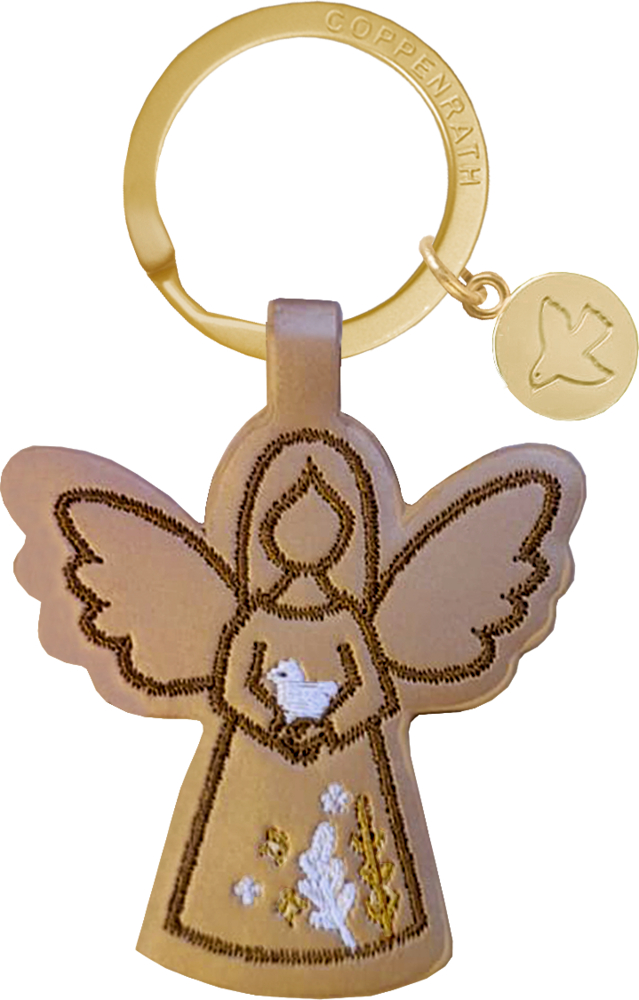 Anhänger in Form eines Engels aus hellbraunem Material mit Stickereien und goldfarbenem Schlüsselring mit kleiner Plakette.