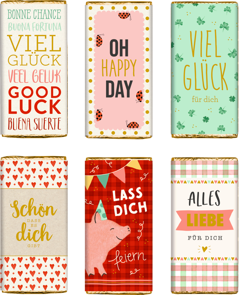Sechs Schokoladentafeln mit bunten Verpackungen, teils mit Schriftzügen, Marienkäfern, Kleeblättern, Herzen, Wimpeln und einem Schwein.