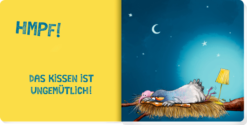 Grauer Vogel liegt mit mürrischem Blick auf einem Nest neben einer gelben Lampe unter einem Nachthimmel mit Mond und Sternen.