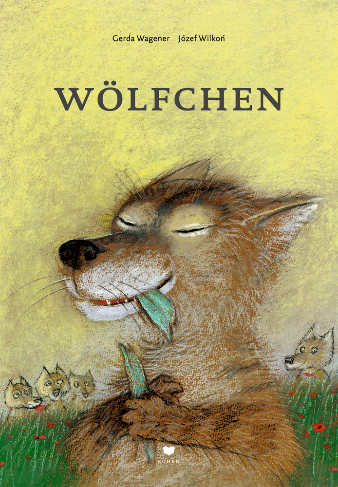 Ein lächelnder Wolf hält eine Blume in seiner Pfote, im Hintergrund sind andere Wölfe auf einer Wiese zu sehen.