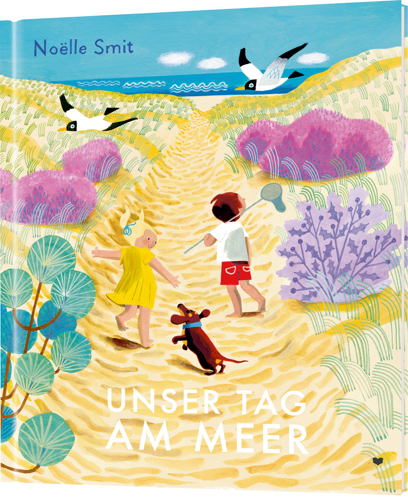 Zwei Kinder und ein Hund gehen auf einem Sandweg zum Meer, umgeben von Pflanzen und Vögeln, die über ihnen fliegen.