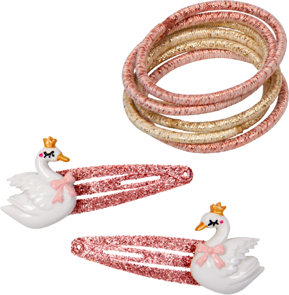 Rosa und goldene Haargummis sowie zwei glitzernde Schwanenhaarspangen mit Kronen und rosa Schleifen.