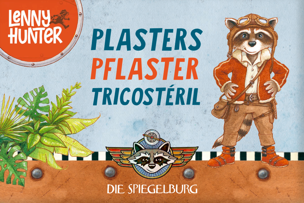 Abenteuerlustiger Waschbär in Fliegermontur neben tropischen Pflanzen, mit der Aufschrift „Pflaster“ in drei Sprachen.