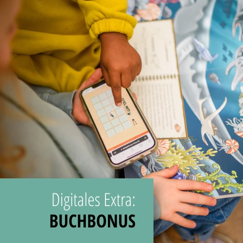 Zwei Kinder spielen auf einem Handy den Buchbonus in Form eines Memories, zu einem Buch welches sie gemeinsam lesen.