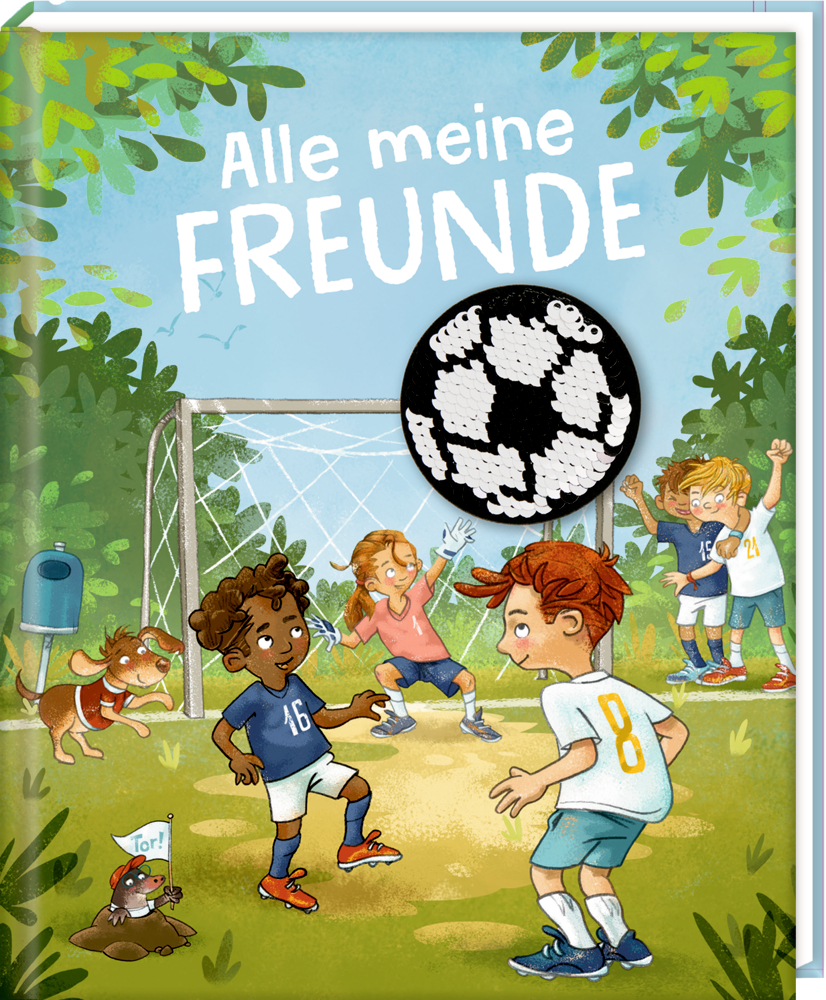 Vier Kinder spielen Fußball vor einem Tor, ein Maulwurf hält eine "Tor!"-Fahne. Im Hintergrund grüne Wiese und Bäume.