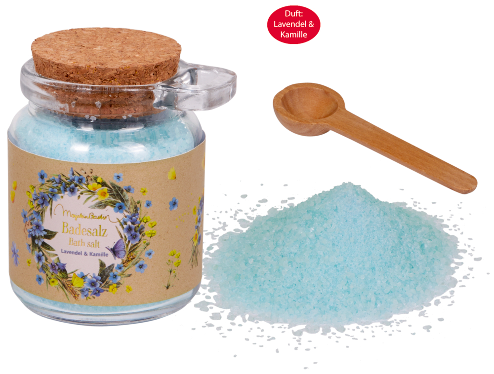 Blaues Badesalz mit Korkdeckel, Holzlöffel und Salzhaufen; duftend nach Lavendel und Kamille.