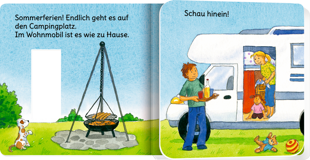 Eine Familie mit Campervan; ein Grill, ein Hund und Spielzeug liegen draußen auf dem Gras.