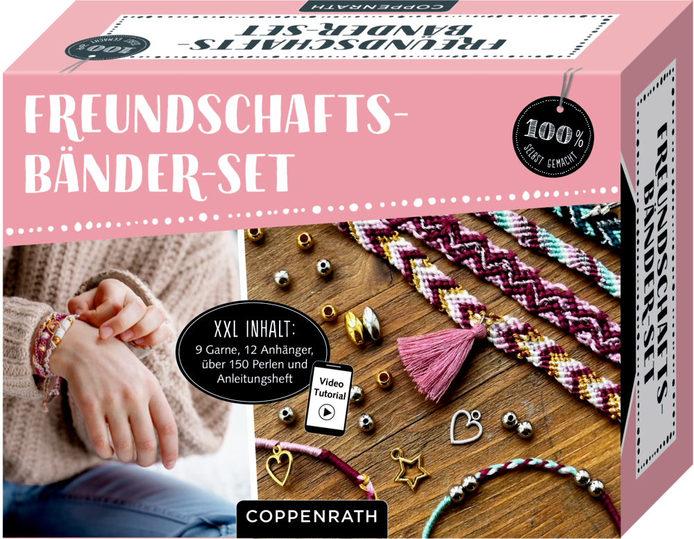 Umverpackung: Bastelset mit bunten Freundschaftsbändern, Perlen und Anhängern auf Holztisch, Person trägt Armband am Handgelenk.
